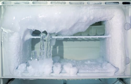 把冰箱里堆积的冰解冻